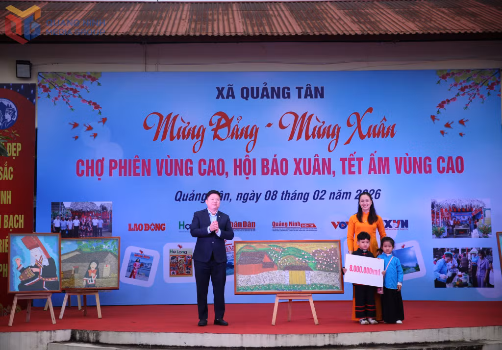 Đặc biệt, trong khuôn khổ chương trình cũng đã diễn ra hoạt động đấu giá các bức tranh do chính các cô giáo và các em học sinh của các trường trên địa bàn ghép từ những vật liệu từ thiên nhiên trên địa bàn xã.