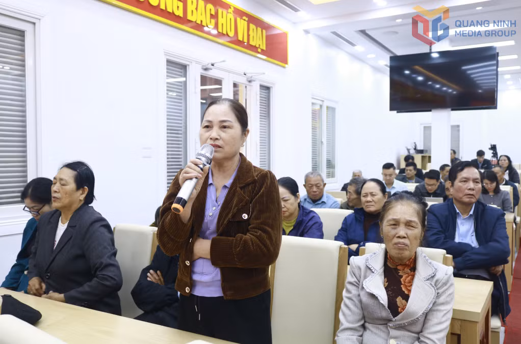 Cử tri phát biểu ý kiến trong một buổi tiếp xúc cử tri của đại biểu HĐND tỉnh khóa XIV tại phường Móng Cái 1 trước kỳ họp thường lệ cuối năm 2025.