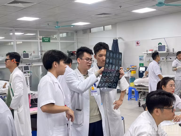 Các nhân viên y tế trong tour trực đọc phim hội chẩn cho trường hợp bị chấn thương sọ não.