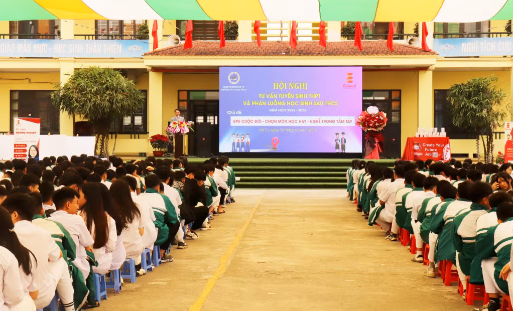 Lãnh đạo nhà trường phát biểu khai mạc hội nghị, nêu rõ vai trò và sự cần thiết trong tư vấn giúp học sinh tập trung vào thế mạnh riêng.