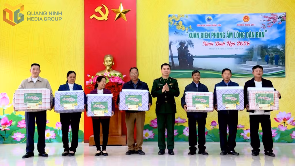 Tặng quà cho các gia đình chính sách, hộ dân có hoàn cảnh khó khăn.