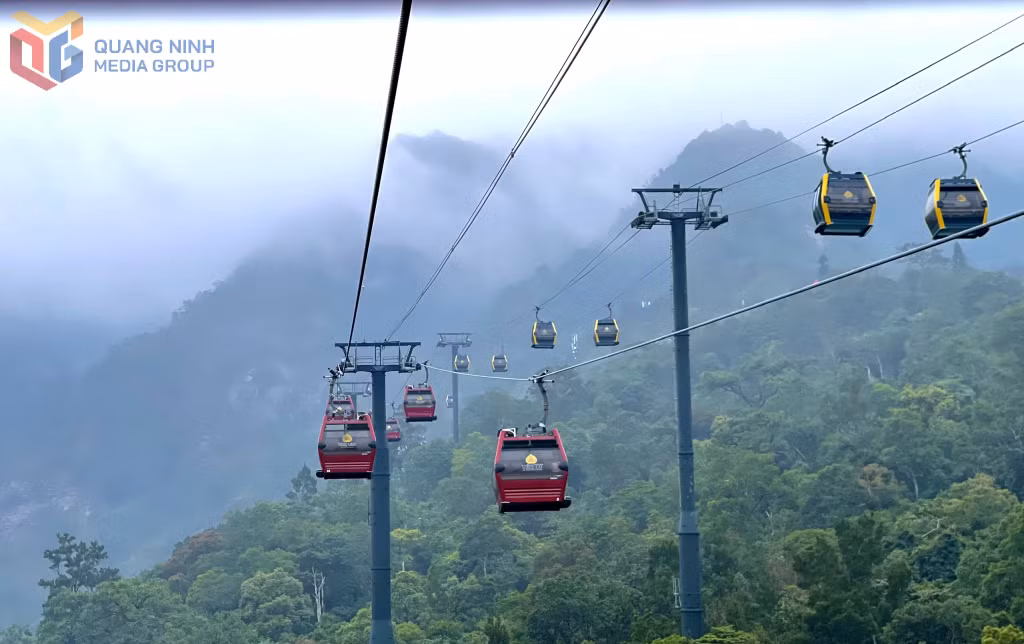 Hệ thống cáp treo hoạt động hết công suất phục vụ nhu cầu du xuân đầu năm của người dân, du khách.