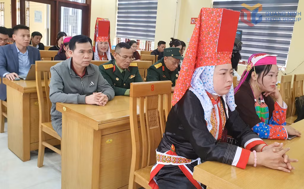 Cán bộ, đảng viên xã Điền Xá nghe quán triệt nghị quyết.