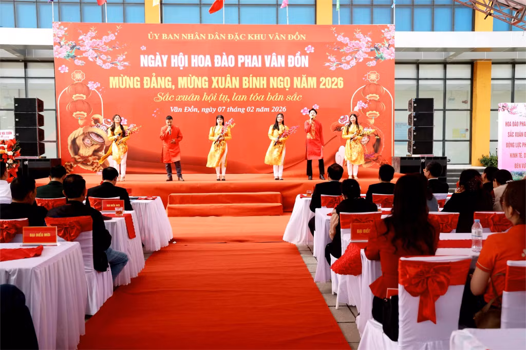 Lễ khai mạc Ngày hội hoa đào phai Vân Đồn năm 2026.