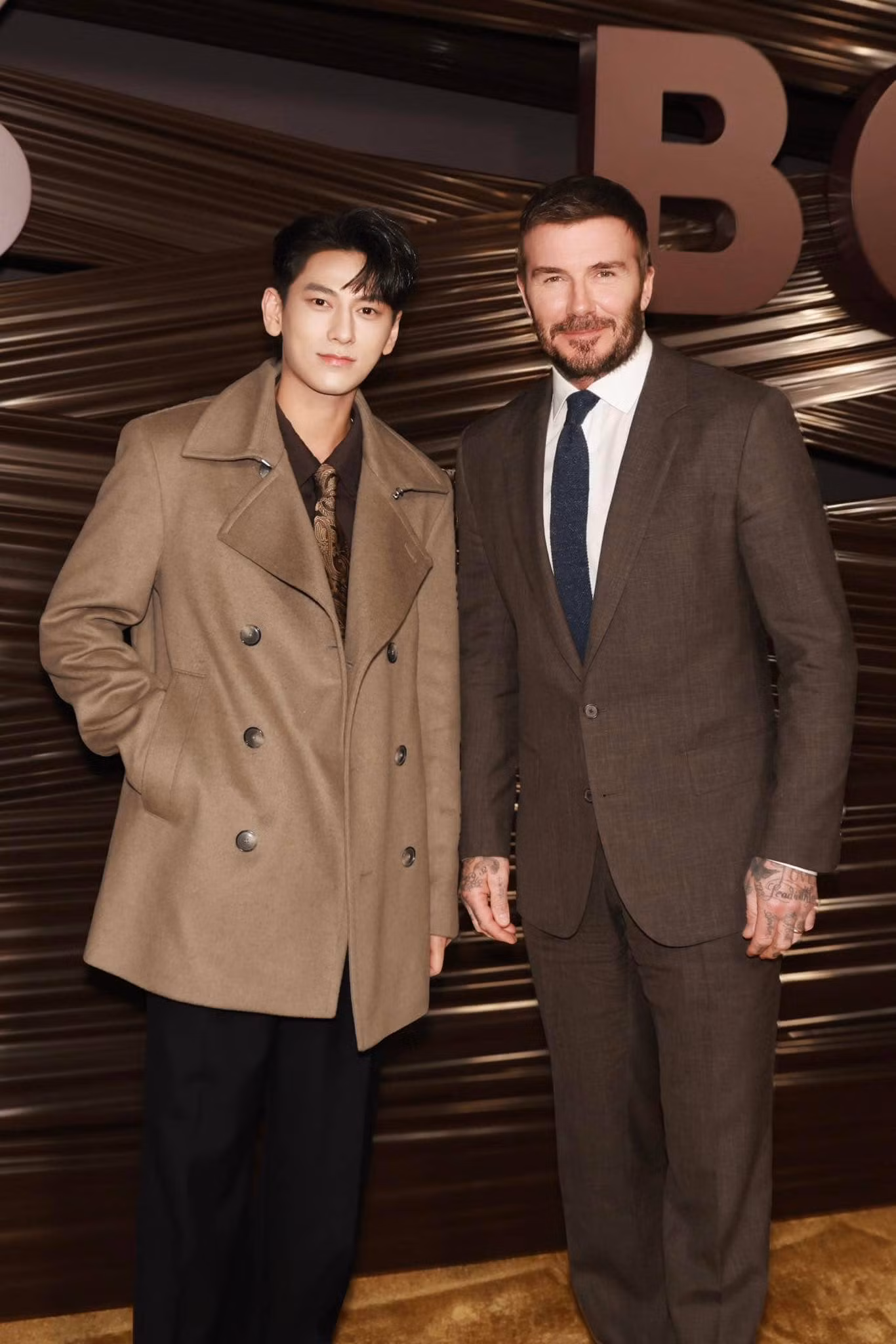 Ca sĩ Isaac chụp ảnh cùng cựu danh thủ David Beckham. Ảnh: NVCC