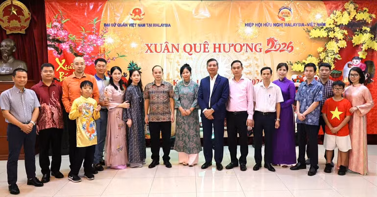 Đại sứ Đinh Ngọc Linh và cán bộ Đại sứ quán chụp ảnh kỷ niệm. (Ảnh: Đại sứ quán Việt Nam tại Malaysia)
