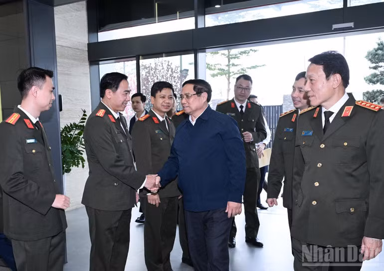 Thủ tướng Phạm Minh Chính tới thăm, động viên, chúc Tết Cục An ninh mạng và Phòng, chống tội phạm sử dụng công nghệ cao (A05), Bộ Công an. (Ảnh: Trần Hải)