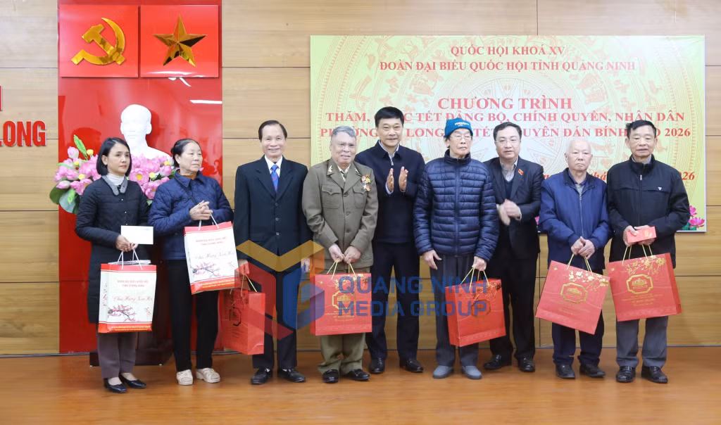 Các ĐBQH tỉnh tặng quà Tết các gia đình chính sách trên địa bàn phường Hạ Long (2-2026). Ảnh: Nguyễn Thanh