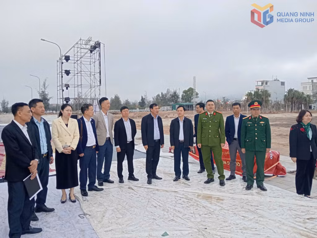 Đoàn công tác số 3 do Sở Y tế chủ trì kiểm tra khu vực tổ chức bắn pháo hoa tầm cao đêm giao thừa và chương trình countdown "Mừng Đảng - Mừng Xuân" của đặc khu Vân Đồn.
