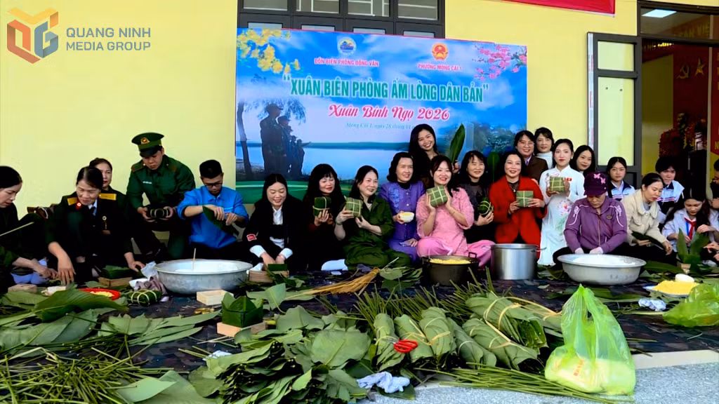Hoạt động gói bánh chưng cùng dân bản do các chiến sĩ đồn biên phòng Đồng Văn tổ chức, trong chương trình "Xuân Biên phòng ấm lòng dân bản".