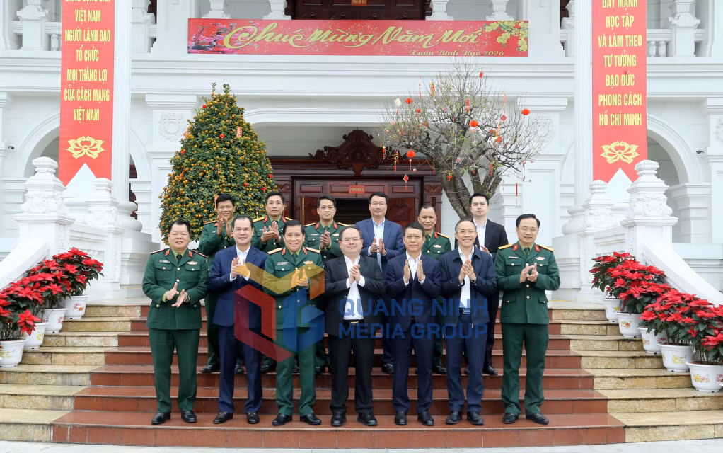 Đồng chí Quản Minh Cường, Ủy viên Trung ương Đảng, Bí thư Tỉnh ủy, Trưởng Đoàn ĐBQH tỉnh, cùng Đoàn công tác đến thăm, chúc Tết cán bộ, chiến sĩ Bộ Tư lệnh Quân khu 3 (2-2026). Ảnh: Thu Chung