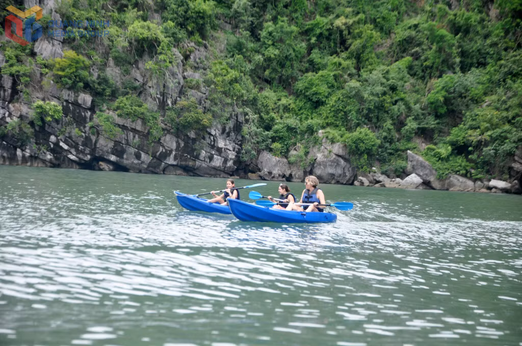 Du khách nước ngoài vui chơi, trải nghiệm chèo kayak trên Vịnh Hạ Long.