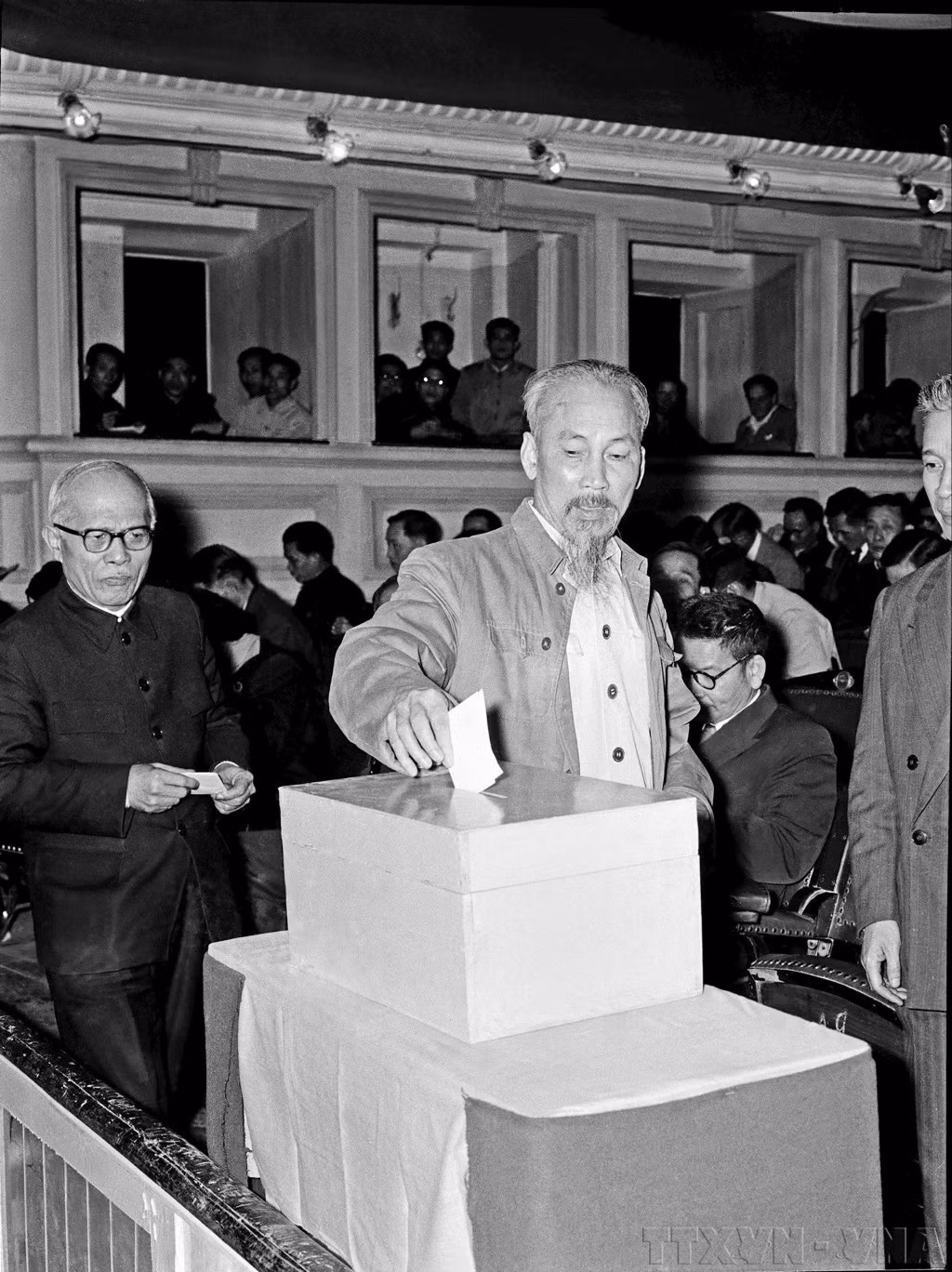 Chủ tịch Hồ Chí Minh bỏ phiếu bầu cử Ban Thường trực Quốc hội mới tại Kỳ họp thứ Sáu, Quốc hội Khóa I năm 1956. Ảnh: TTXVN