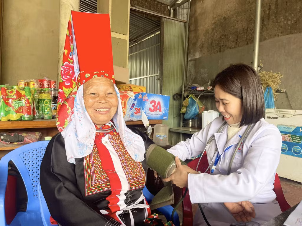 Cán bộ Trạm Y tế xã Đường Hoa khám sức khỏe cho bà con người Dao Thanh Phán (2-2026). Ảnh: Huỳnh Đăng