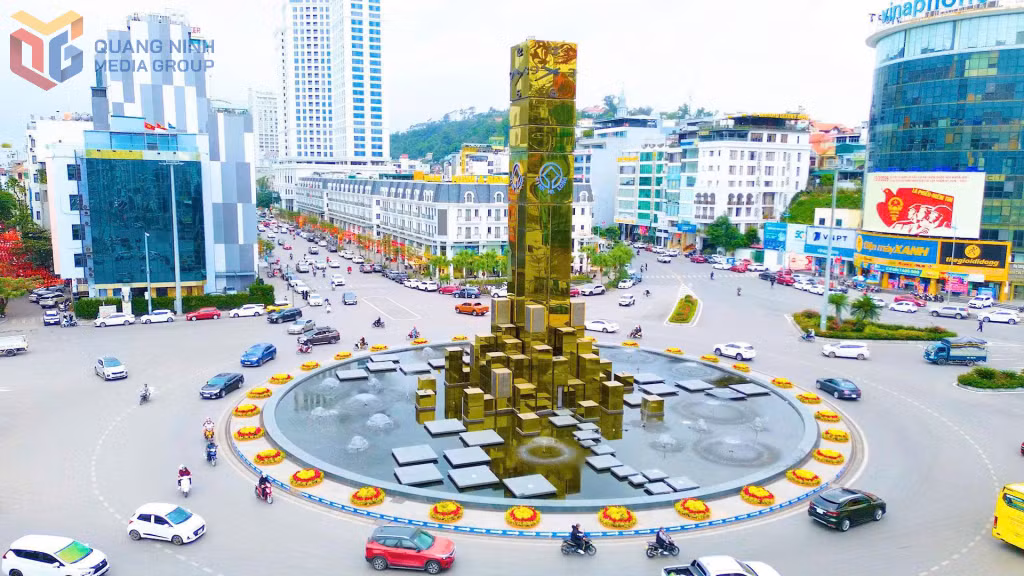 Khu vực cột đồng hồ phường Hồng Gai được treo pano tấm lớn, tạo không khí phấn khởi chào đón năm mới.