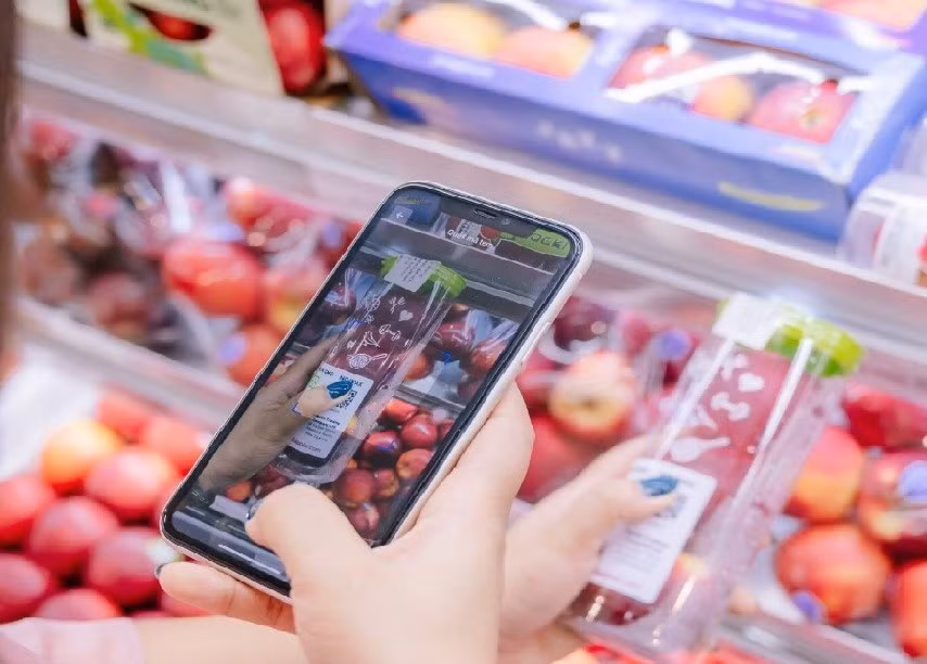 Các công nghệ truy xuất nguồn gốc, xác thực sản phẩm và giám sát chất lượng đang được phát triển để giúp người tiêu dùng kiểm tra thông tin hàng hóa, nhận diện sản phẩm an toàn và hạn chế rủi ro khi mua sắm. Ảnh: Viettel