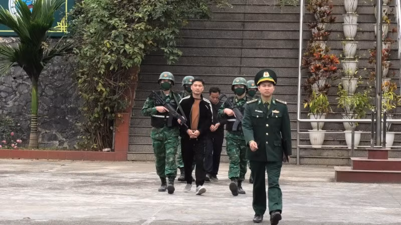 Áp giải các đối tượng vận chuyển ngoại tệ qua biên giới.