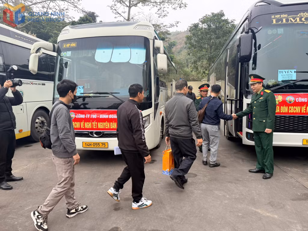 Lãnh đạo Công ty 790 (Binh đoàn 19) bắt tay động viên công nhân, lao động lên xe về quê đón Tết.