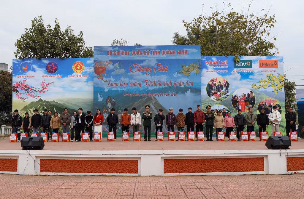 Bộ CHQS tỉnh trao tặng quà Tết cho bà con nhân dân có hoàn cảnh khó khăn.