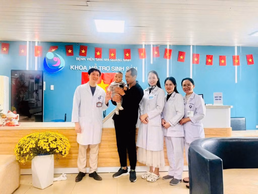 ....đến chúc Tết các bác sĩ tại Khoa Hỗ trợ sinh sản. Ảnh: Nhân vật cung cấp