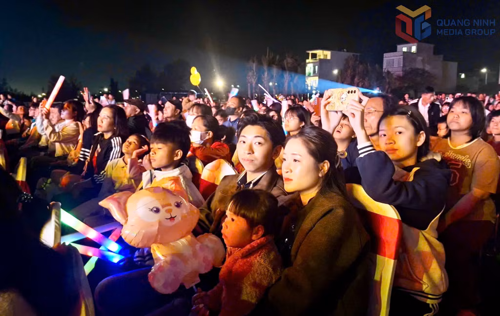 Người dân đặc khu Vân Đồn chăm chú theo dõi chương trình nghệ thuật.