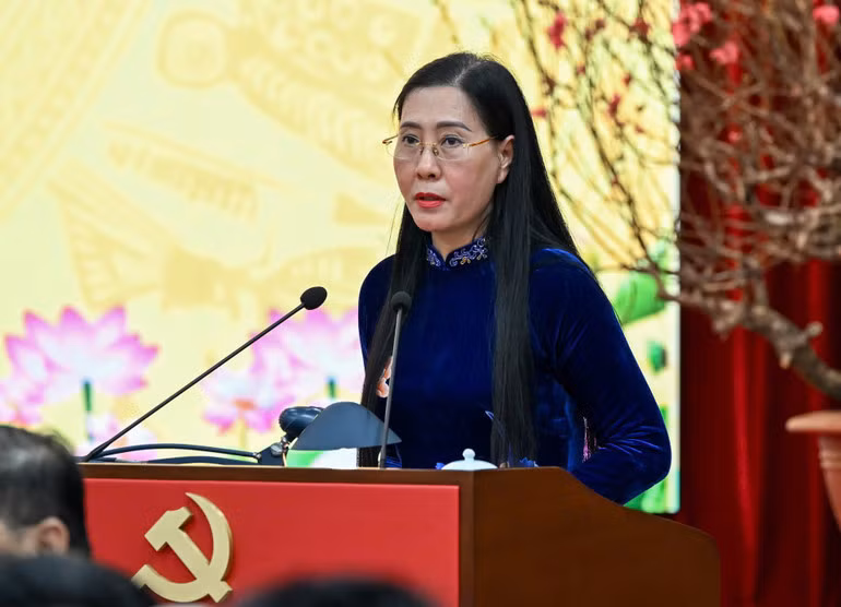 Đồng chí Bùi Thị Quỳnh Vân, Ủy viên Trung ương Đảng, Phó Trưởng ban Tổ chức Trung ương trình bày báo cáo tại buổi gặp mặt. (Ảnh: DUY LINH)