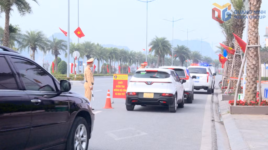 Lực lượng CSGT Công an tỉnh lập chốt kiểm tra nồng độ cồn đối với người lái xe tham gia giao thông trong ngày Mùng 1 Tết Nguyên đán.