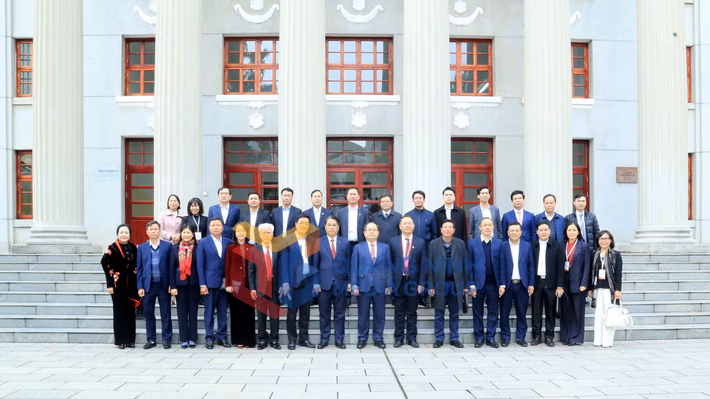 Đồng chí Bí thư Tỉnh ủy cùng Đoàn công tác tham quan và chụp ảnh lưu niệm tại Di tích Trường Dục Tài Việt Nam (2-2026). Ảnh: Thu Chung