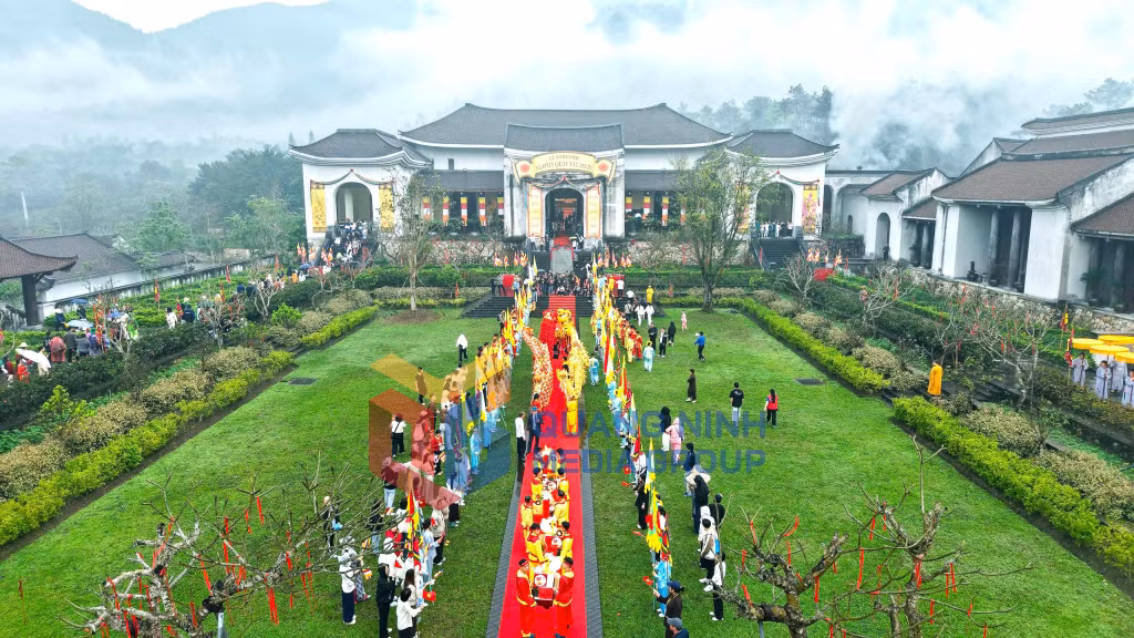 Khai hội Xuân Yên Tử năm 2026 - Các đại biểu, nhân dân, phật tử, du khách thực hiện nghi thức rước kiệu (2-2026). Ảnh: Minh Hà