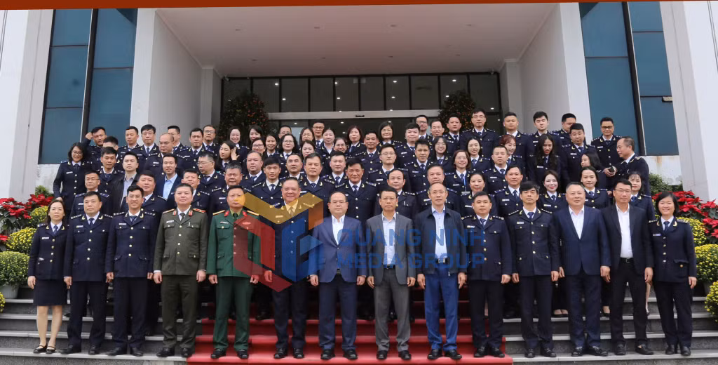 Đồng chí Bí thư Tỉnh ủy cùng các đồng chí Ủy viên Ban Thường vụ Tỉnh ủy chụp ảnh cùng tập thể CBCC-NLĐ Chi cục Hải quan khu vực VIII (2-2026). Ảnh: Thu Chung
