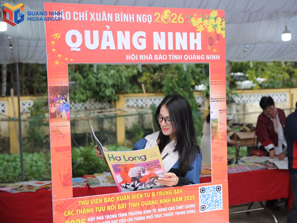 Khu vực triển lãm Báo chí xuân Bính Ngọ 2026 được đặt khung "check in" thu hút đông đảo người dân, du khách tới chụp ảnh.