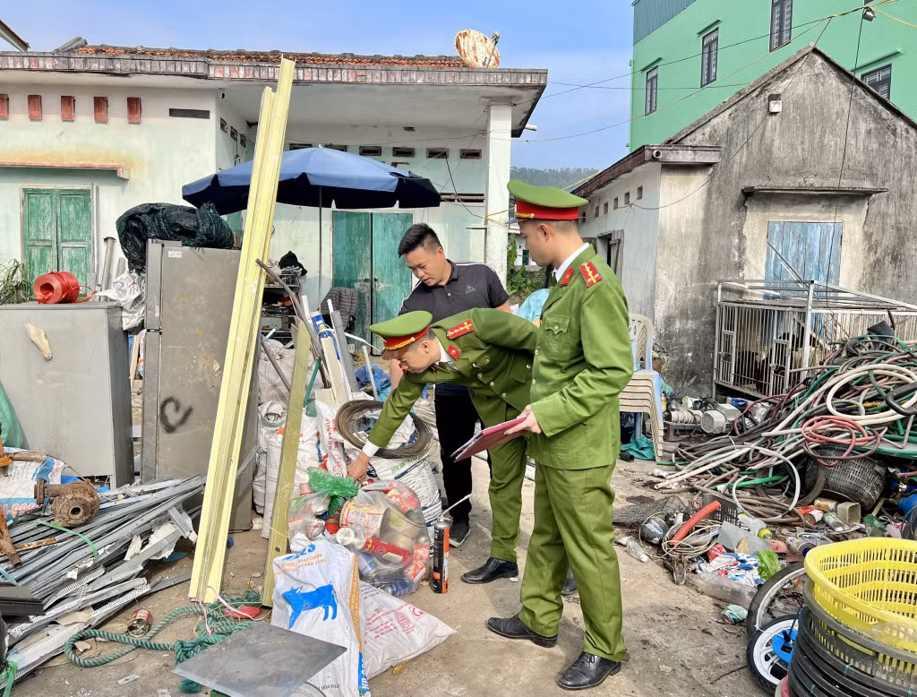 Công an đặc khu Vân Đồn kiểm tra tại một điểm kinh doanh phế liệu trên địa bàn.