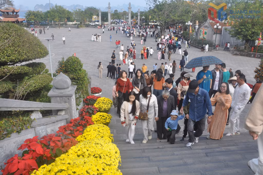 Không gian các di tích được trang trí nhiều loại cây cảnh, hoa xuân rực rỡ sắc màu.