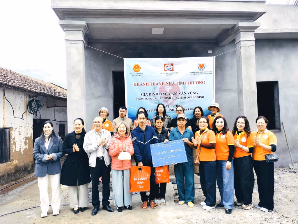 Ban tổ chức trao tặng 01 căn nhà tình thương trị giá 60 triệu đồng cho anh Cam Văn Vinh, là người khuyết tật nặng, trú tại thôn Tùng Cầu, xã Bình Liêu