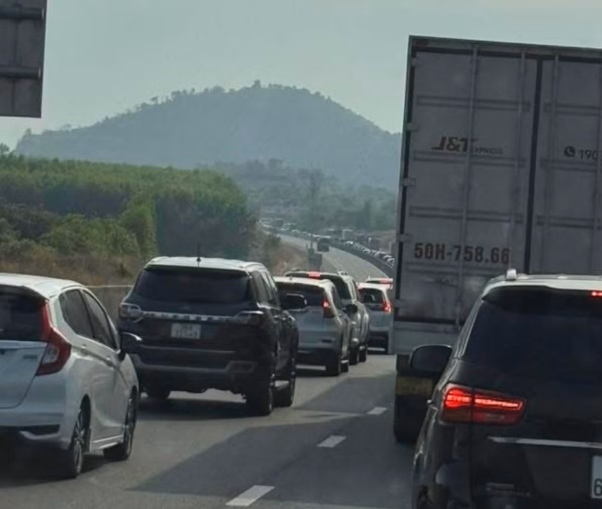 Các xe ôtô ùn ứ kéo dài do vụ lật xe. Ảnh: Phạm Duy