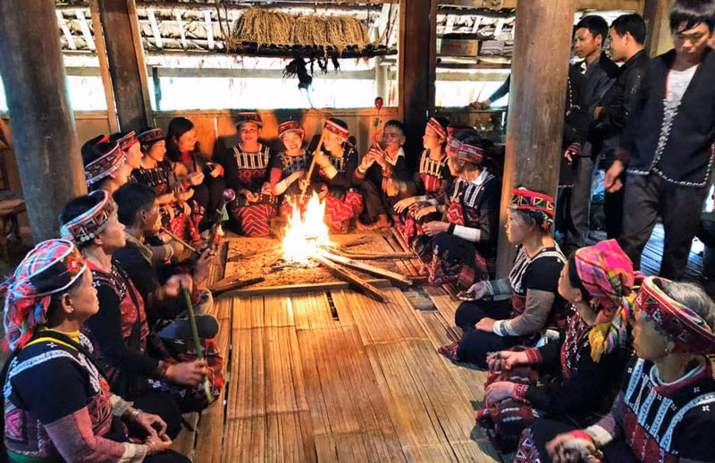 Dịp Tết Nguyên đán, chuỗi tour trải nghiệm “Sa Pa - Mỗi ngày một sắc xuân” mang đến cho du khách cơ hội hòa mình vào không gian lễ hội, nghi lễ và ẩm thực truyền thống. Ảnh: Bảo Nguyên