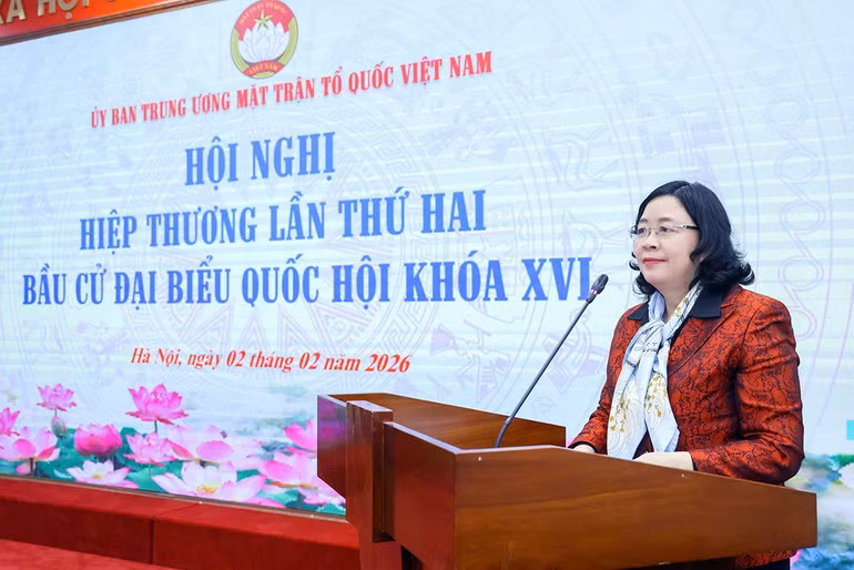 Đồng chí Bùi Thị Minh Hoài phát biểu ý kiến tại hội nghị.