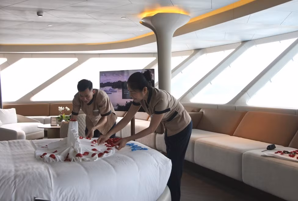 Nhân viên buồng chuẩn bị chu đáo căn phòng dành cho cặp đôi kết hợp chuyến đi nghỉ dưỡng và tuần trăng mật.