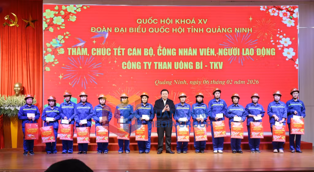 Đồng chí Nguyễn Xuân Thắng, Ủy viên Bộ Chính trị khóa XIII, Chủ tịch Hội đồng Lý luận Trung ương, nguyên Giám đốc Học viện Chính trị Quốc gia Hồ Chí Minh, ĐBQH tỉnh, tặng quà, chúc Tết người lao động Công ty Than Uông Bí.