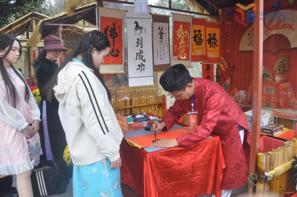 Gian hàng xin chữ đầu năm tại đền Cửa Ông.