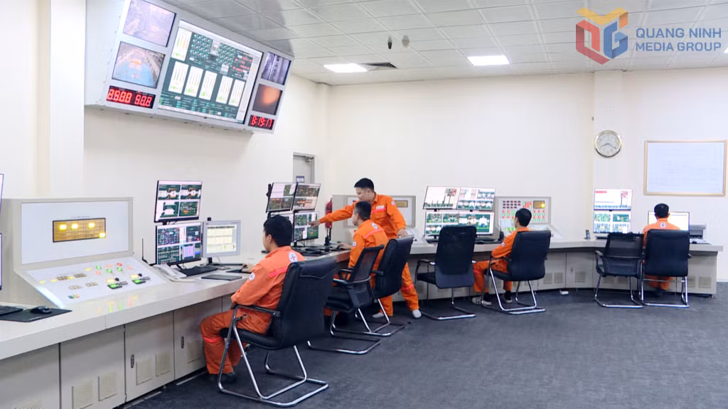 Cán bộ kỹ thuật Công ty Nhiệt điện Uông Bí đảm bảo vận hành máy móc thiết bị ổn định.