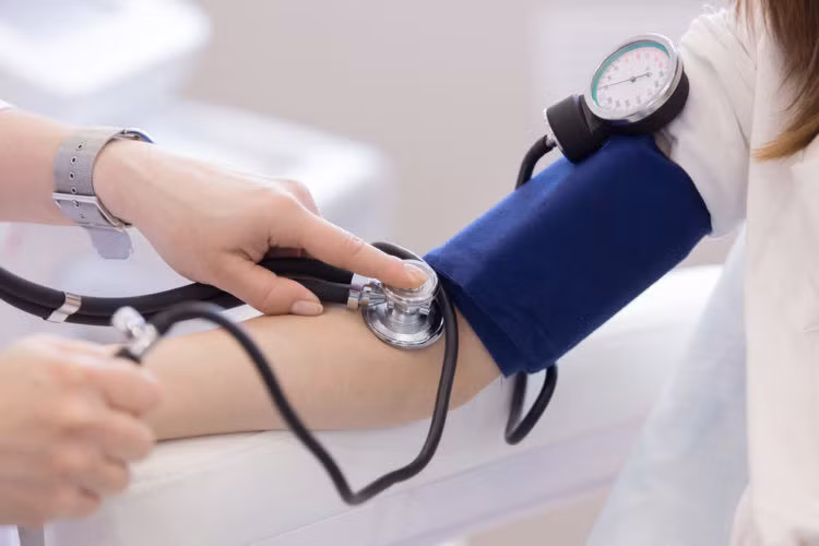 Bệnh nền ổn định vẫn cần được bác sĩ đánh giá kỹ trước khi đi du lịch, đi máy bay hoặc về quê xa.