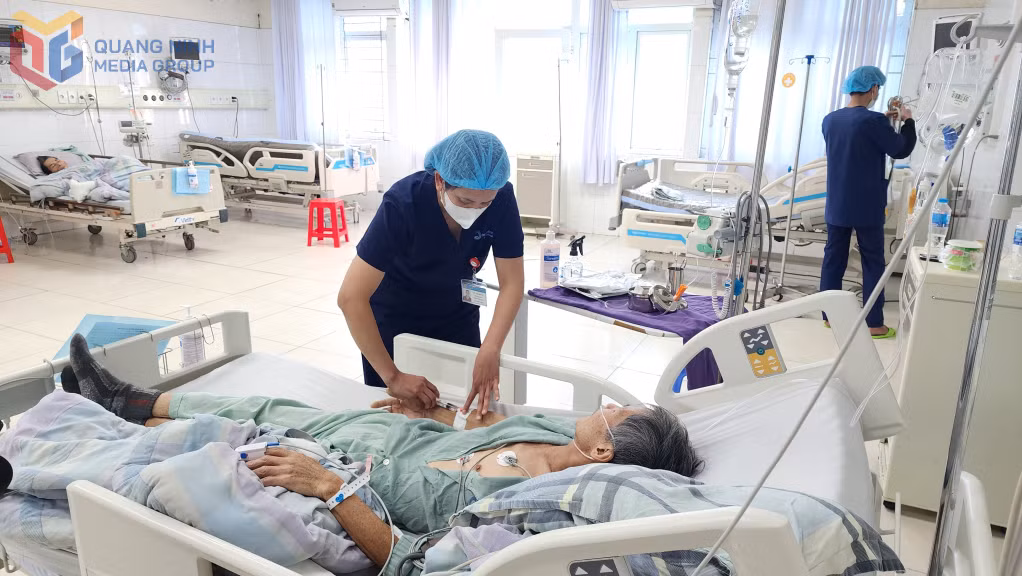 Chị Vũ Thị Bằng, điều dưỡng Khoa Hồi sức tích cực ung bướu, Trung tâm Ung bướu, Bệnh viện Bãi Cháy tận tình chăm sóc bệnh nhân.