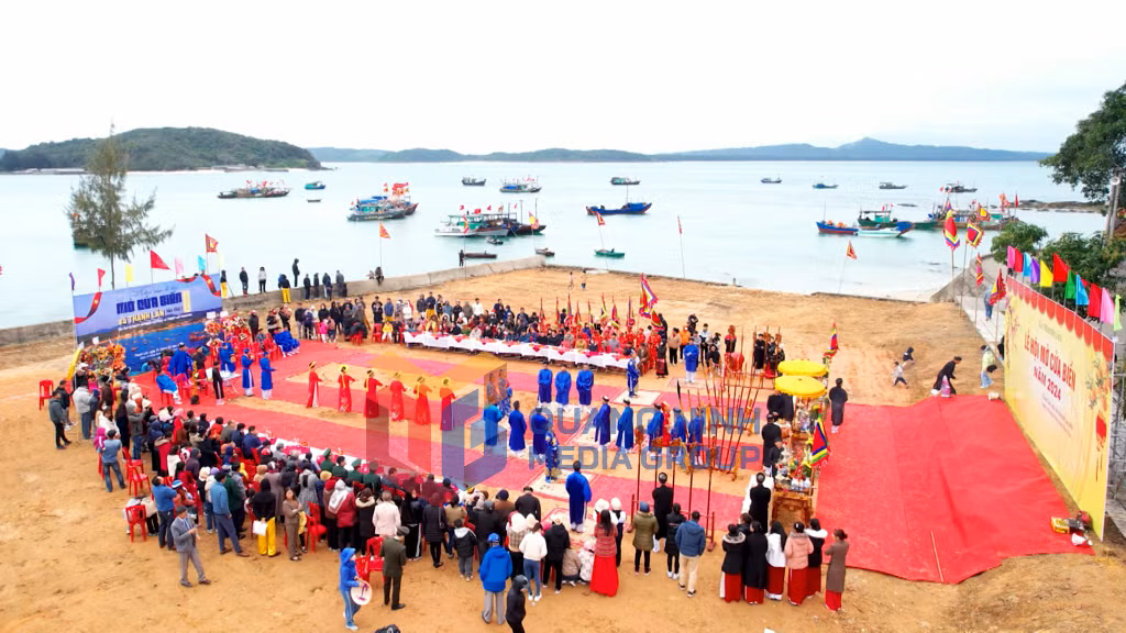Lễ hội mở cửa biển đặc khu Cô Tô được phục dựng từ năm 2024 và tổ chức thường niên trong 2 ngày 14, 15 tháng Giêng. Ảnh: Xuân Hòa