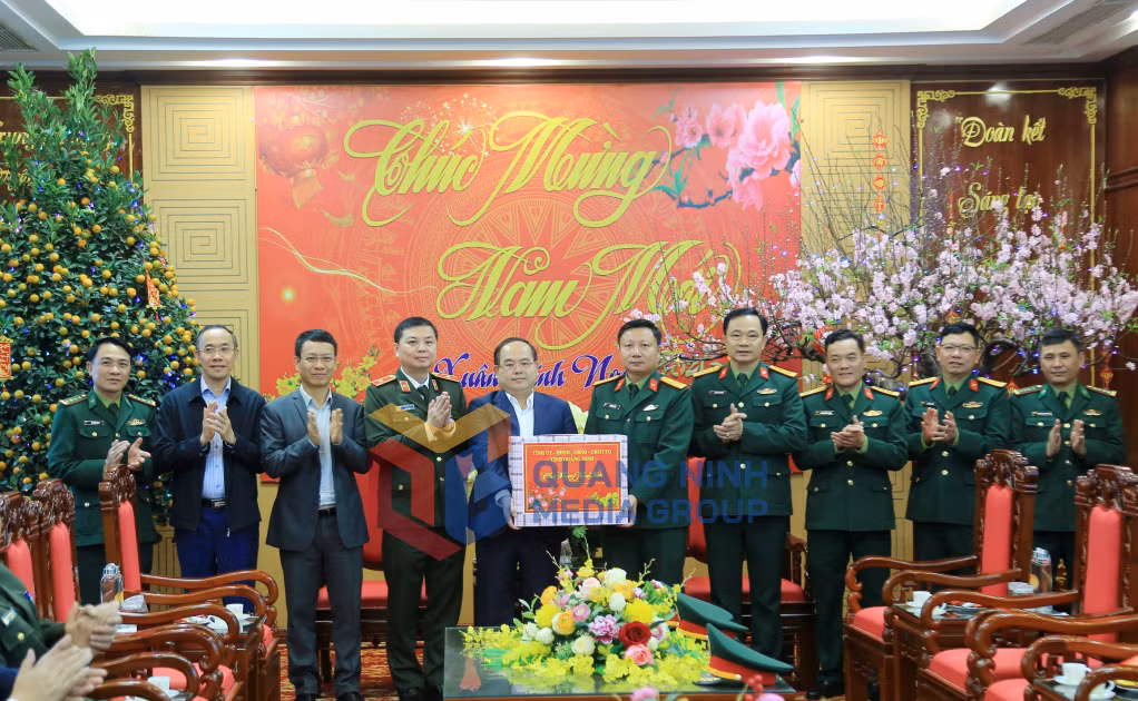Đồng chí Quản Minh Cường, Ủy viên Trung ương Đảng, Bí thư Tỉnh ủy, Trưởng đoàn ĐBQH tỉnh, tặng quà cho cán bộ, chiến sĩ Bộ Chỉ huy Quân sự tỉnh (2-2026). Ảnh: Thu Chung