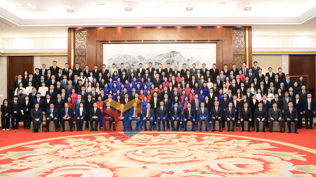Đồng chí Bí thư Tỉnh ủy các tỉnh Quảng Ninh, Cao Bằng, Lạng Sơn, Tuyên Quang, Hải Phòng (Việt Nam) và Bí thư Khu ủy Khu tự trị dân tộc Choang Quảng Tây (Trung Quốc) gặp mặt thanh niên 6 tỉnh, thành phố, khu (2-2026). Ảnh: Đỗ Phương