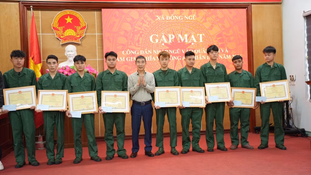 Lãnh đạo UBND xã Đông Ngũ khen thưởng cho các công dân chuẩn bị lên đường nhập ngũ