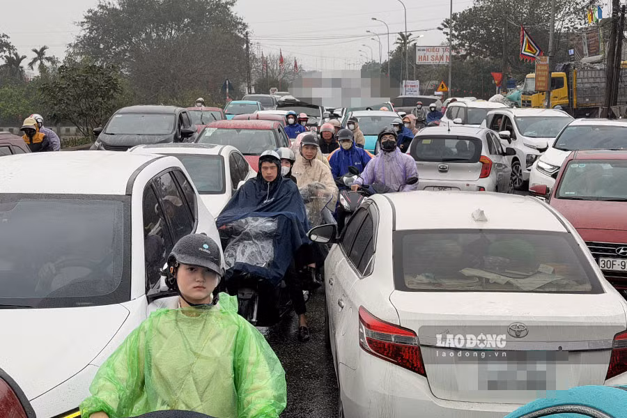 Dòng xe máy len lỏi giữa hàng ôtô ùn dài cầu Tân Đệ. Ảnh: Dương Anh