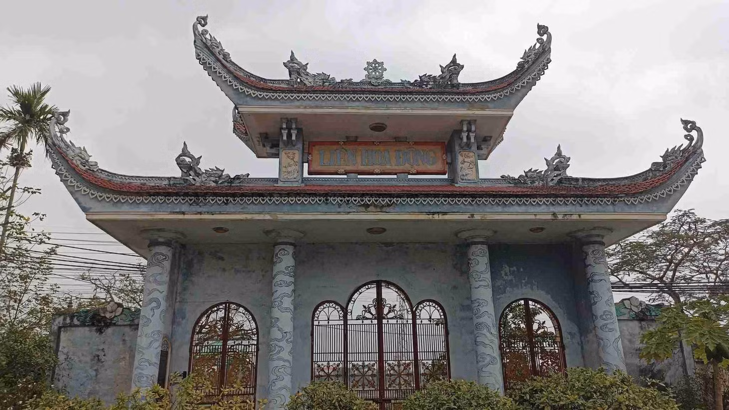 Cổng vào động Liên Hoa, nơi lưu giữ Bảo vật Quốc gia bộ tranh khác ma nhai 18 vị La Hán. Ảnh: Diệu Anh