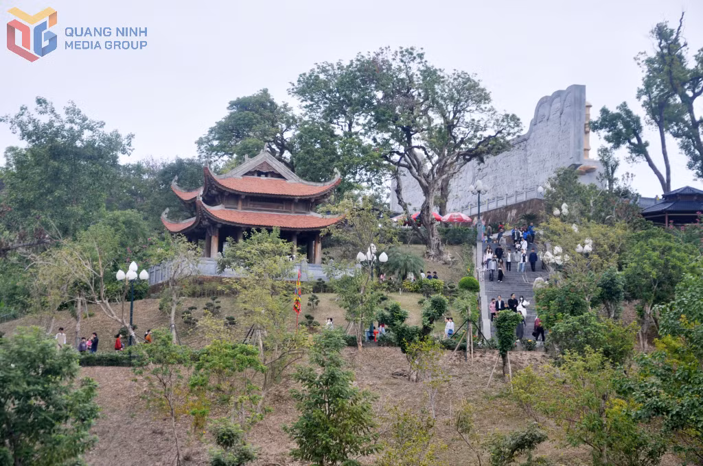 Đền Cửa Ông được tôn tạo khang trang, mở rộng về khuôn viên, trở thành điểm đến hấp dẫn đối với người dân, du khách.